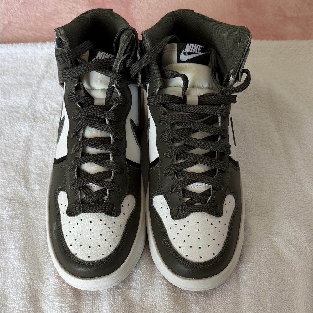 Nike Dunk High Up
Cargo Khaki